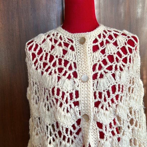 Vintage Handmade Crocheted Roses Cape Poncho OS - Picture 4 of 10